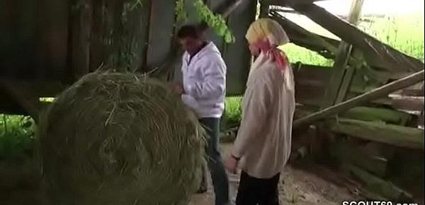  Bauer sucht Frau - Teeny treibt es mit dem Bauern im Stoh